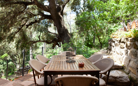 Terraza amueblada junto a entrada y próxima a cocina